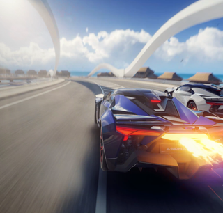 Ein Bild aus einem Videospiel, das ein Auto zeigt, das schnell eine kurvenreiche Strae entlangfhrt.