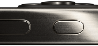 Seitenansicht eines iPhone 15 Pro, die das Design aus Titan, die Lautstrketaste und den Action Button zeigt