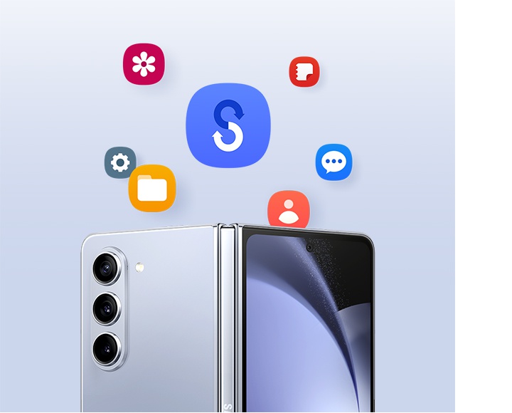 Verschiedene App-Symbole schweben ber einem geffneten Galaxy Z Fold5, von hinten gesehen. Smart Switch-Logo.